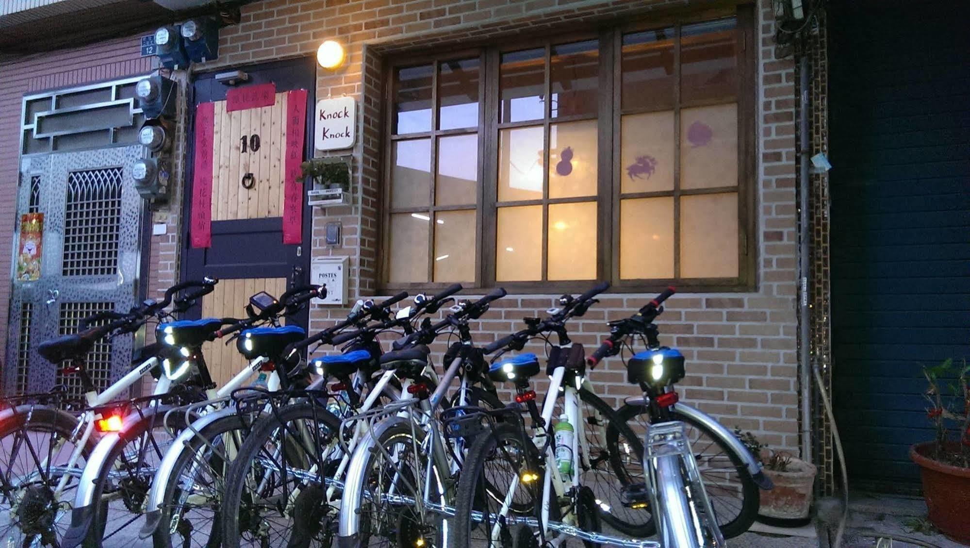 Knock Knock Hostel Kaohsiung Esterno foto