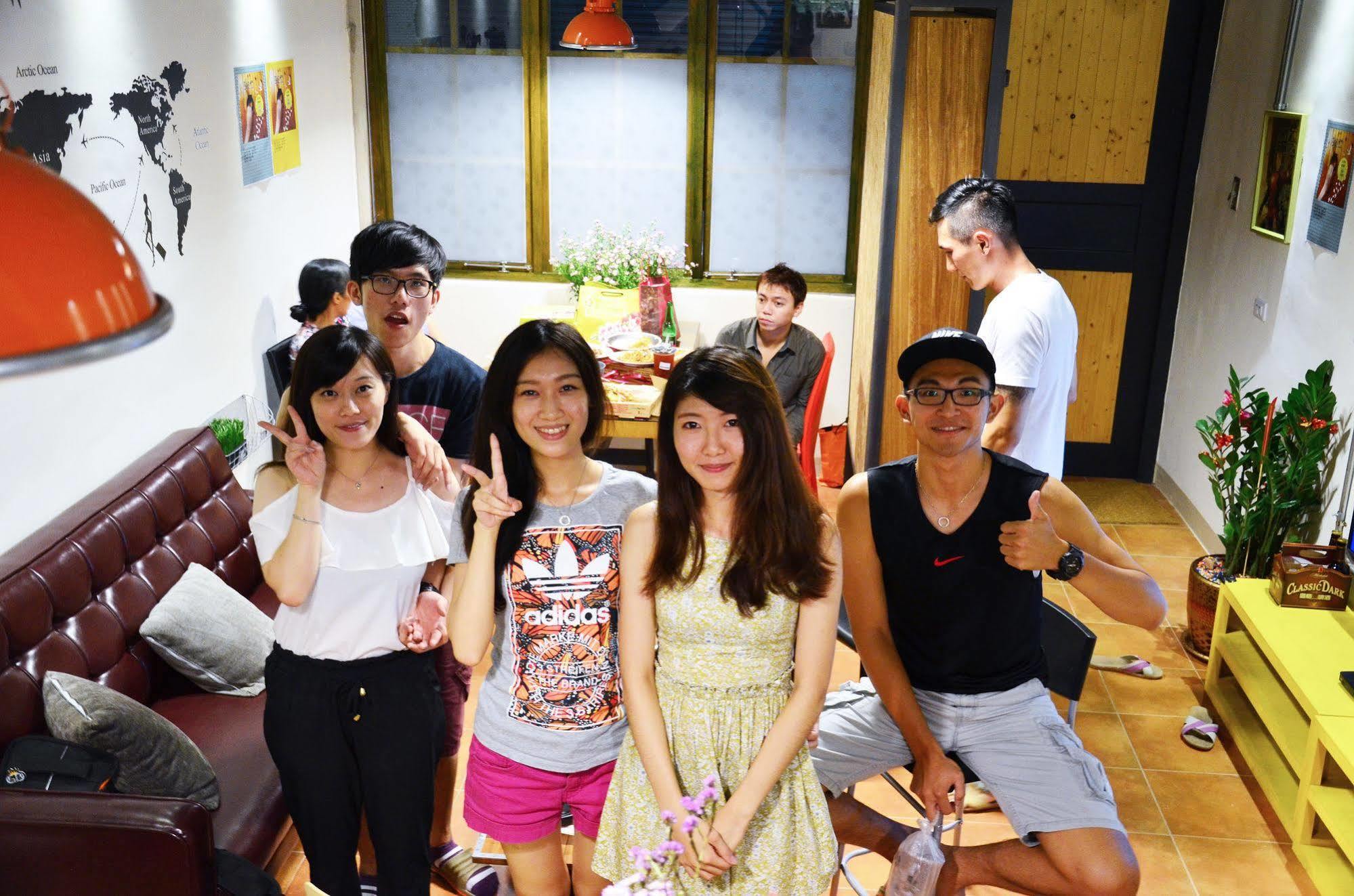 Knock Knock Hostel Kaohsiung Esterno foto