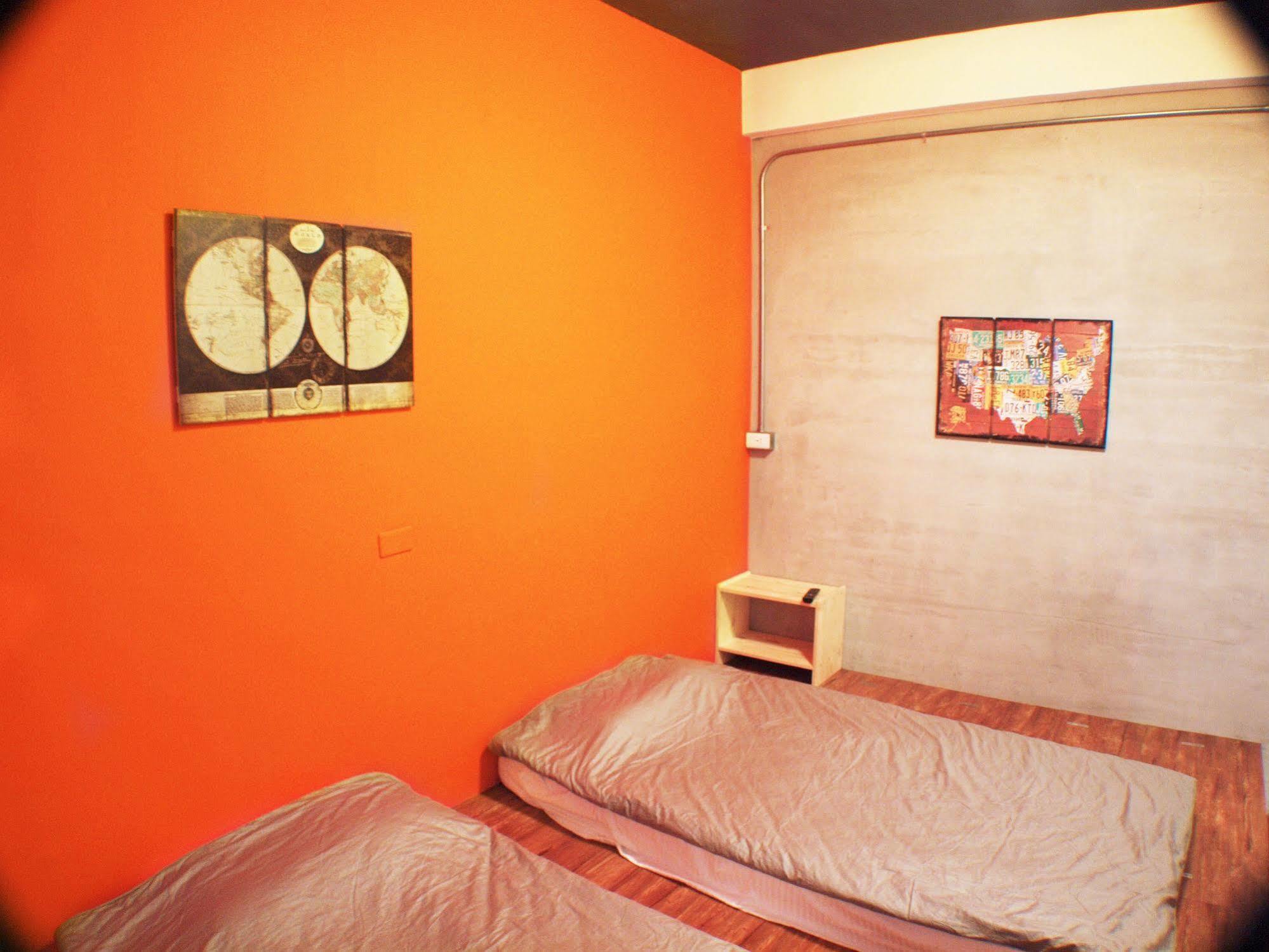 Knock Knock Hostel Kaohsiung Esterno foto