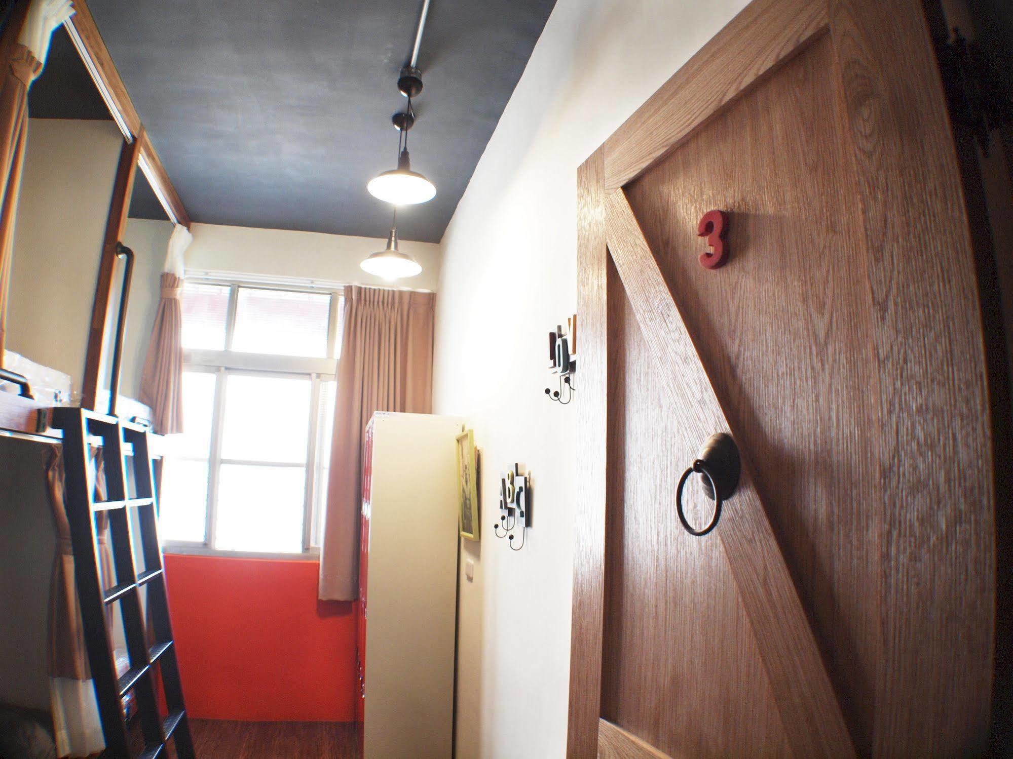 Knock Knock Hostel Kaohsiung Esterno foto