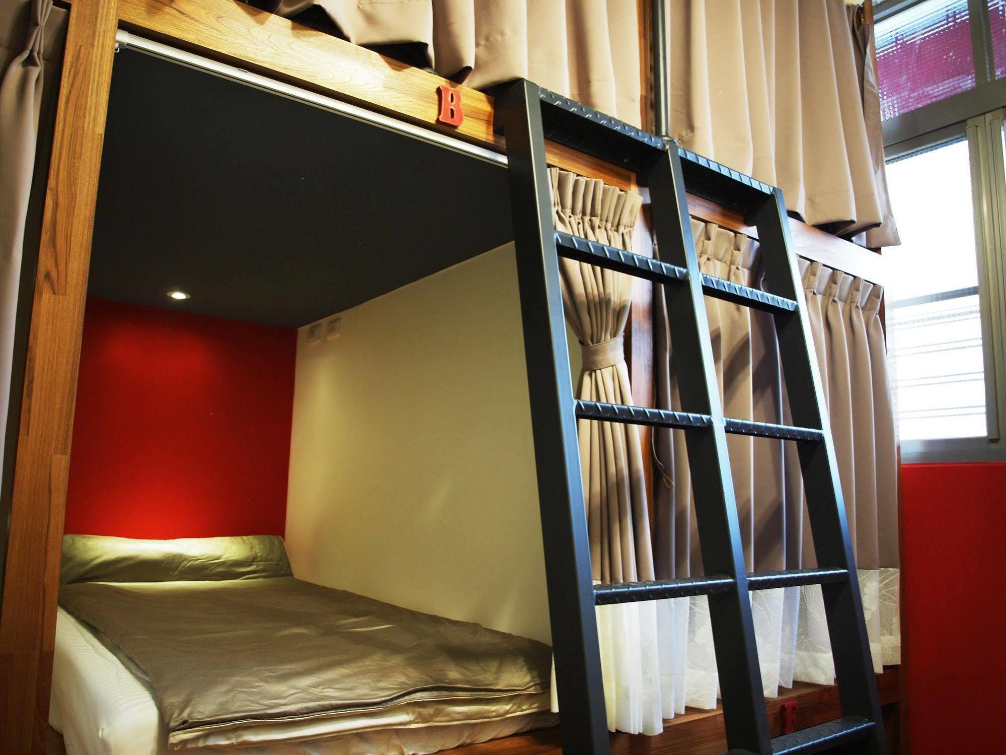 Knock Knock Hostel Kaohsiung Esterno foto