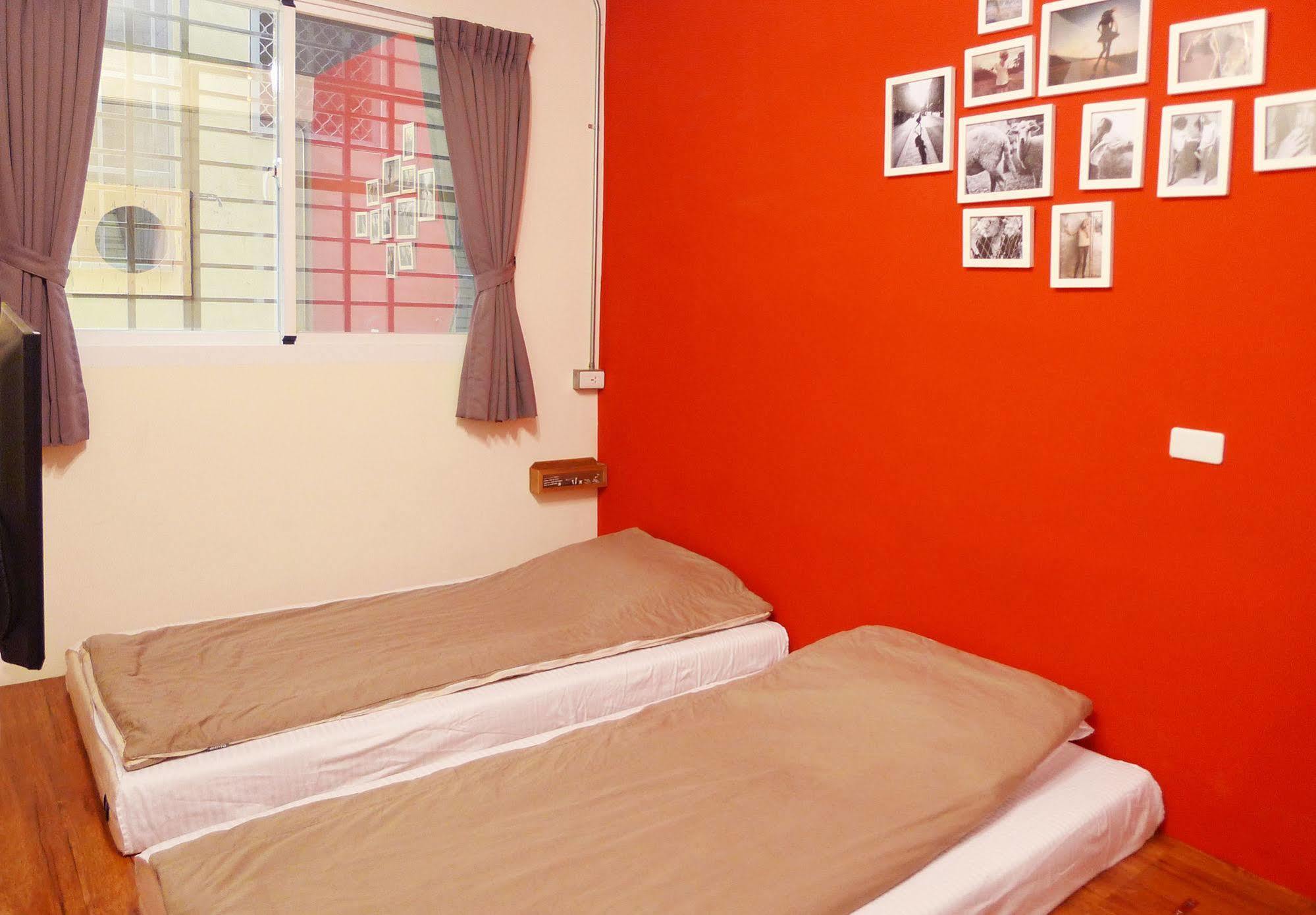 Knock Knock Hostel Kaohsiung Esterno foto