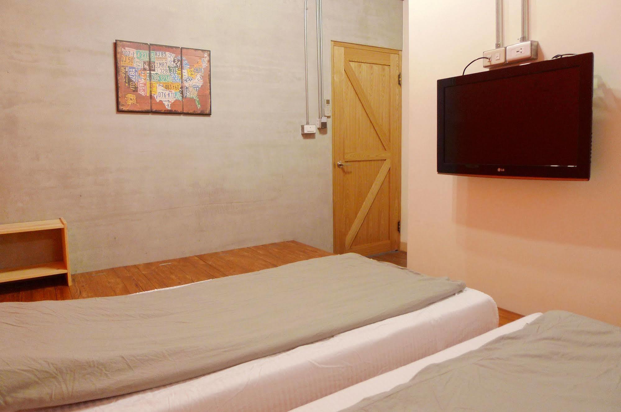 Knock Knock Hostel Kaohsiung Esterno foto
